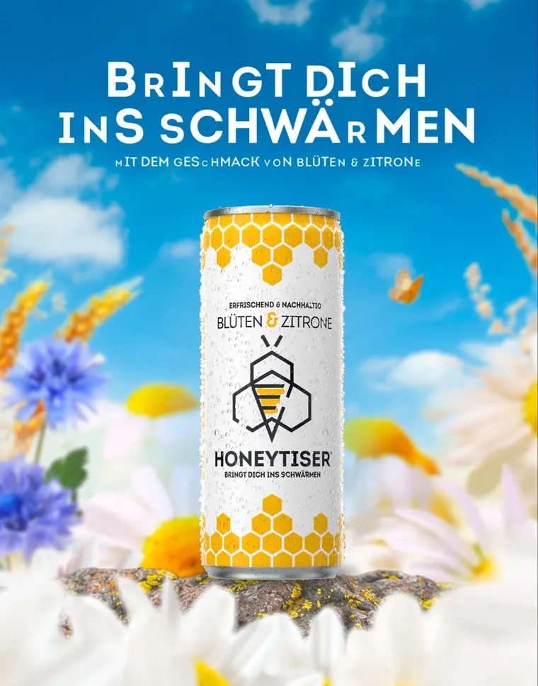 Werbemotiv einer Getränkedose auf Blumenwiese