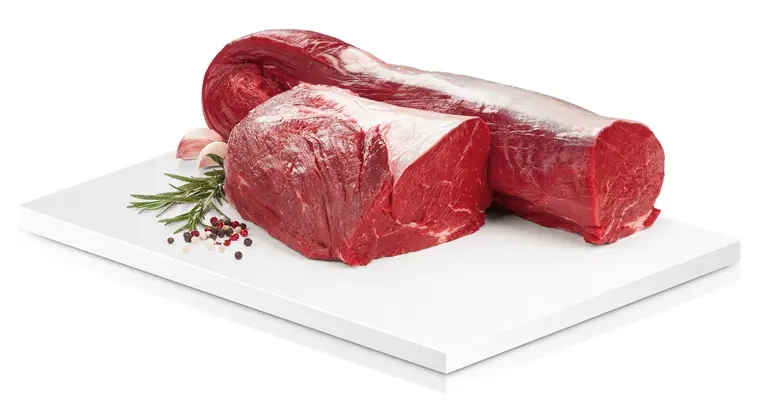 Rohes Rindfleisch auf weißem Servierbrett