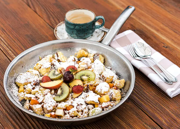 Kaiserschmarrn mit Früchten in der Pfanne