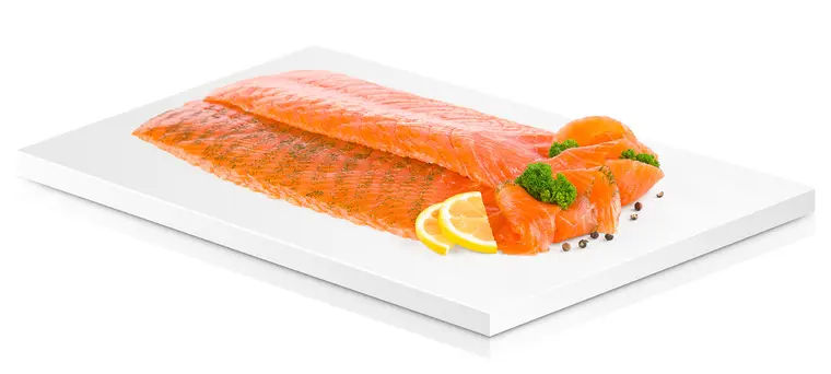 Lachsfilets auf weißem Servierbrett