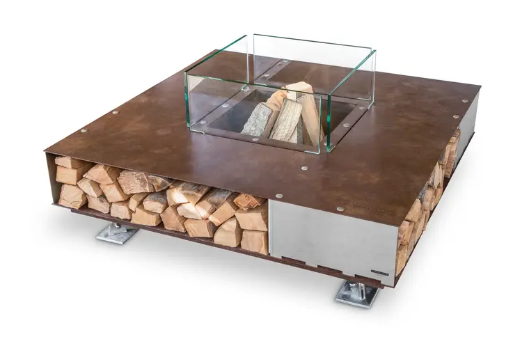 Feuerstelle aus Cortenstahl mit Holzlager