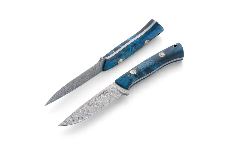 Zwei Damastmesser mit blauen Griffschalen