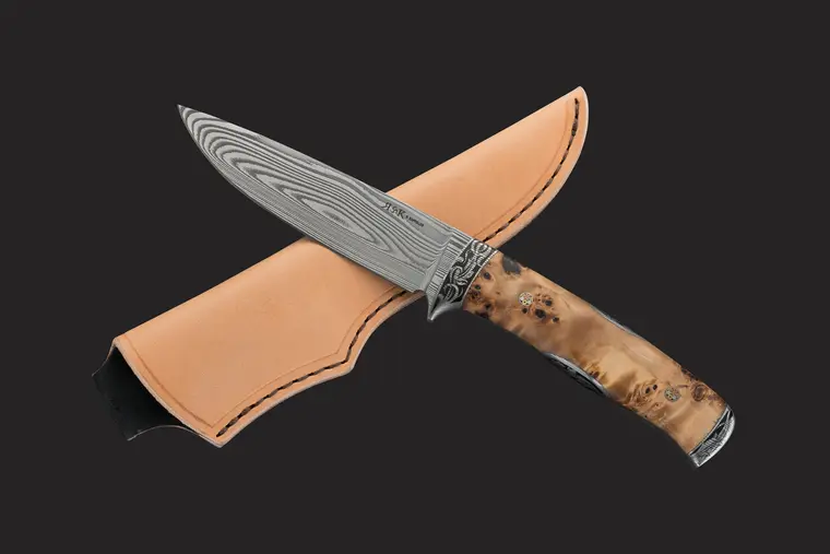 Damastmesser mit Holzgriff und Lederscheide