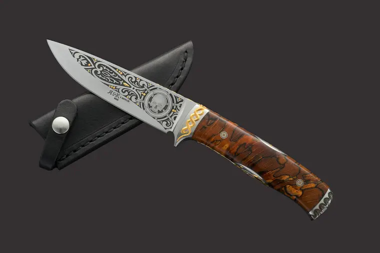 Jagdmesser mit graviertem Blatt und Lederscheide