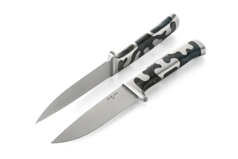 Zwei Messer mit gemusterten Griffen freigestellt