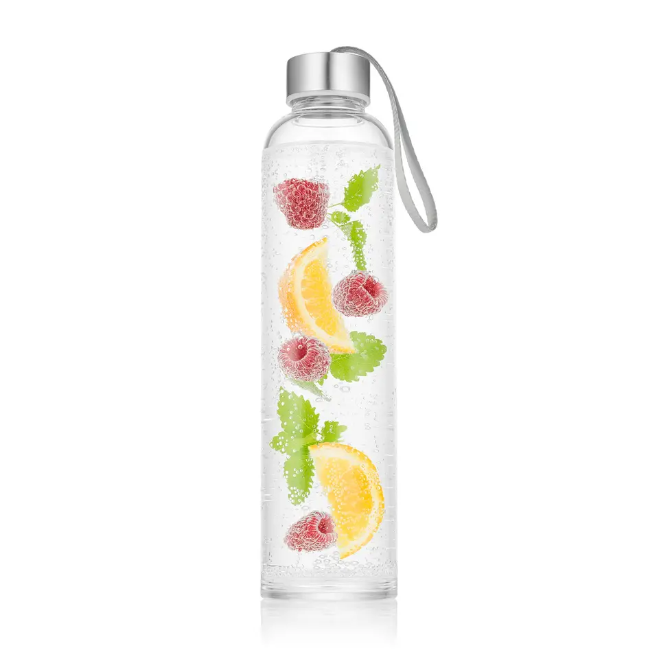 Glastrinkflasche mit Wasser, Himbeeren, Zitrone und Melisse, freigestellt
