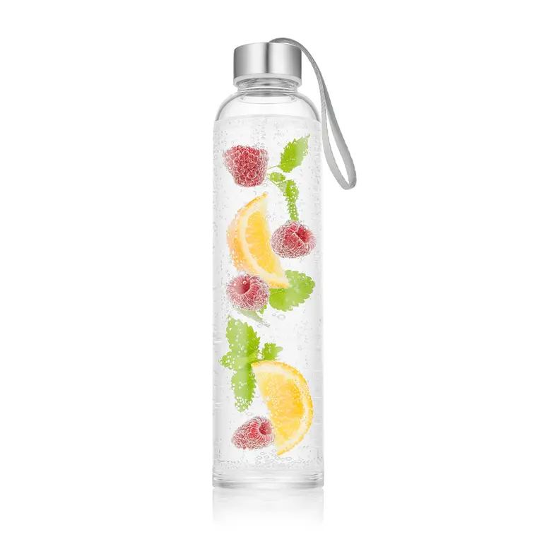 Glastrinkflasche mit Wasser, Himbeeren, Zitrone und Melisse, freigestellt