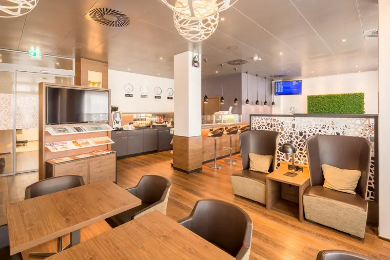 Buffetbereich der Business Lounge mit Sitzgruppen