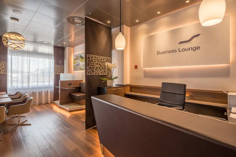 Empfangstresen der Business Lounge am Flughafen Salzburg
