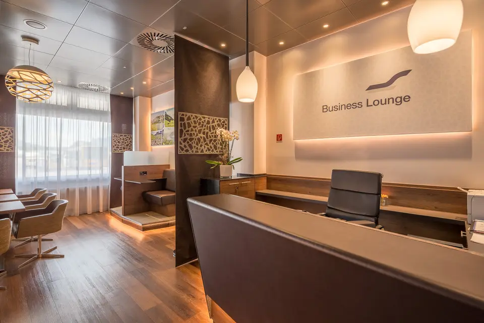 Empfangstresen der Business Lounge am Flughafen Salzburg