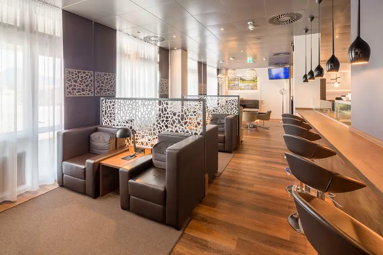 Sitzbereich der Business Lounge mit Bartresen